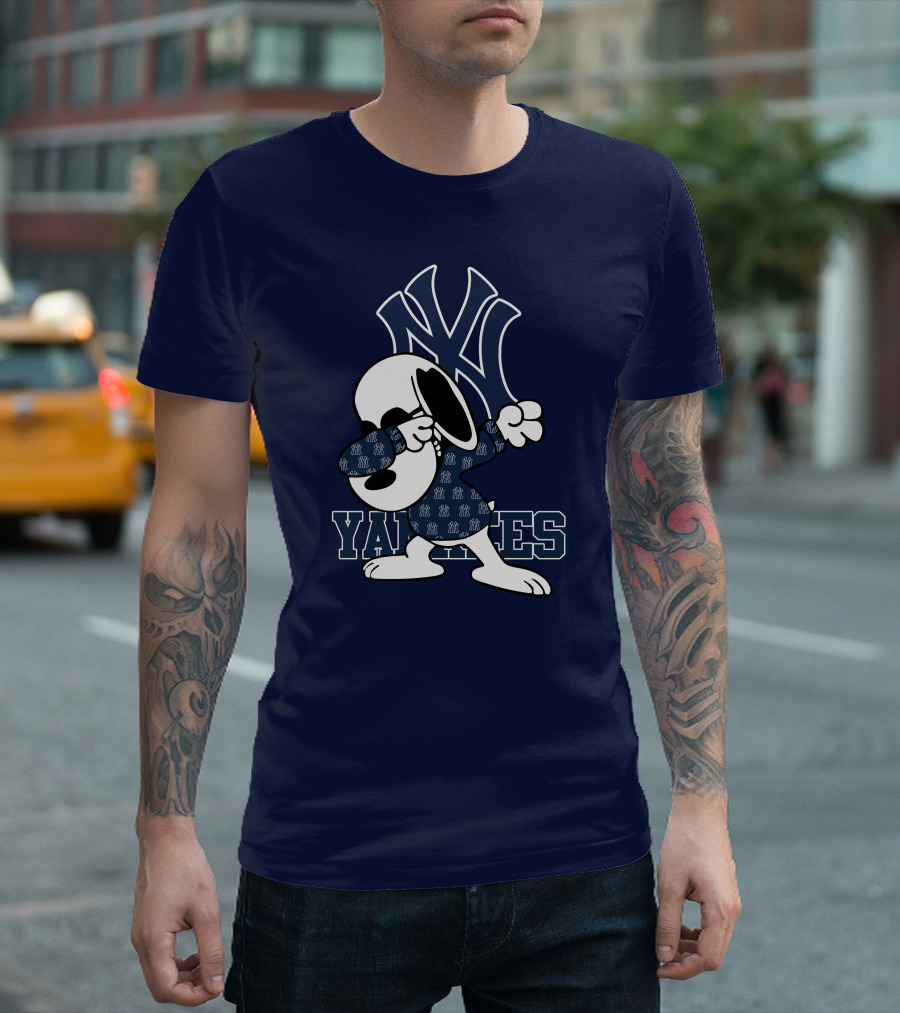 Snoopy Dabbing New York Yankees Logo Yankees T-Shirt