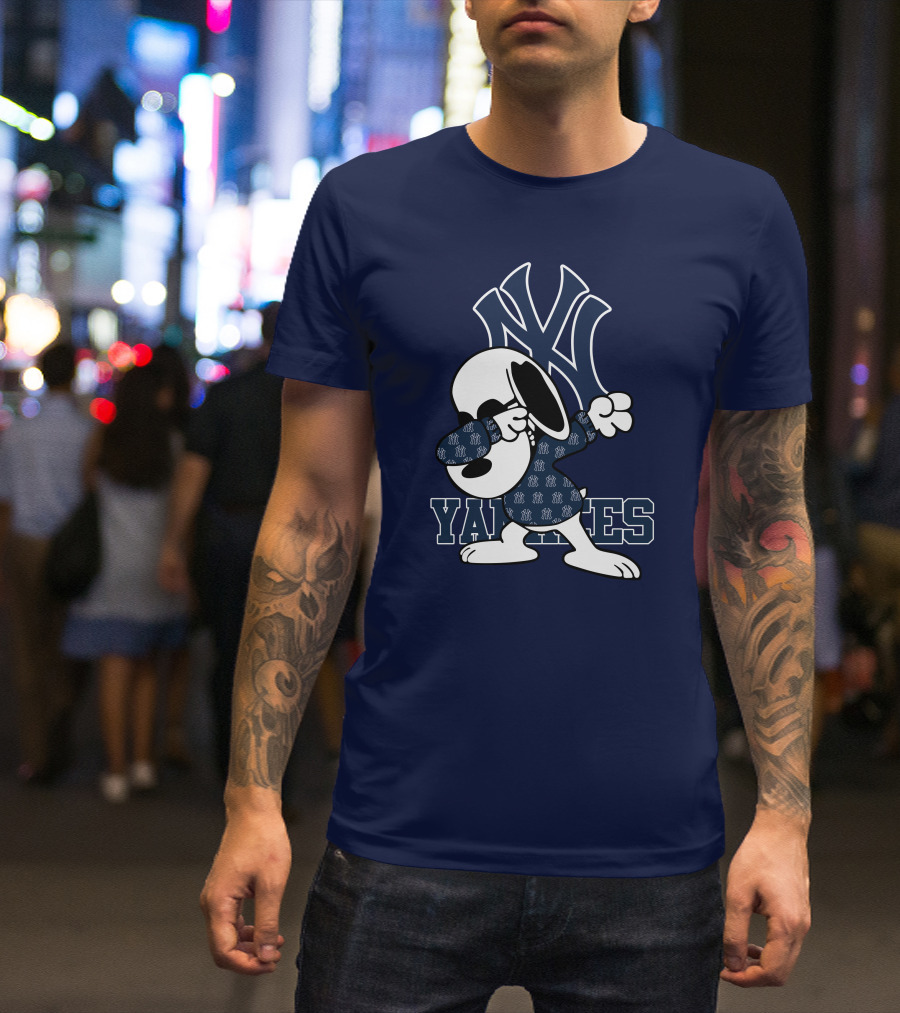 Snoopy Dabbing New York Yankees Logo Yankees T-Shirt