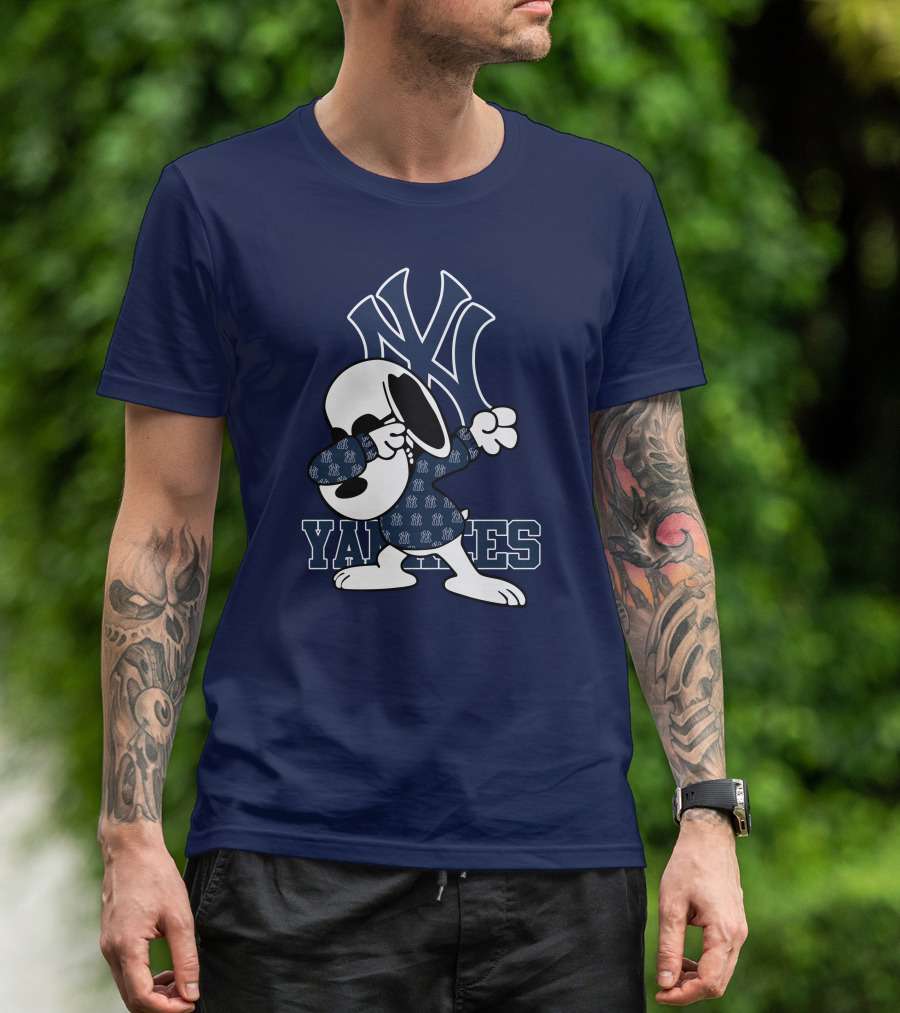 Snoopy Dabbing New York Yankees Logo Yankees T-Shirt