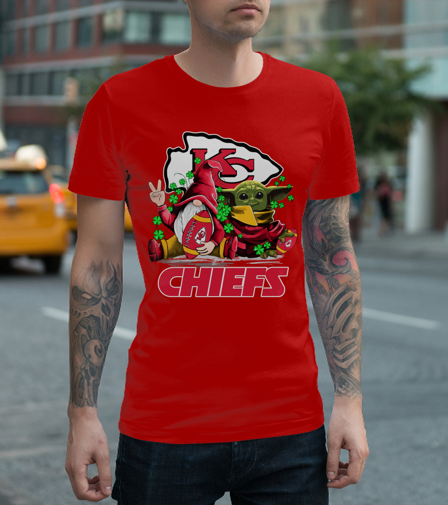 Kansas City Chiefs Leprechauns Gnomes Baby Yoda Hug T-Shirt