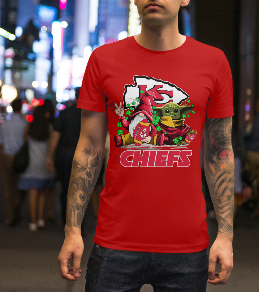 Kansas City Chiefs Leprechauns Gnomes Baby Yoda Hug T-Shirt