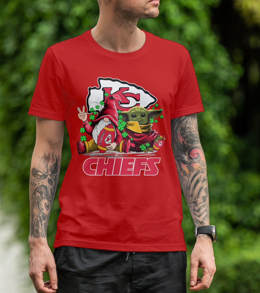 Kansas City Chiefs Leprechauns Gnomes Baby Yoda Hug T-Shirt