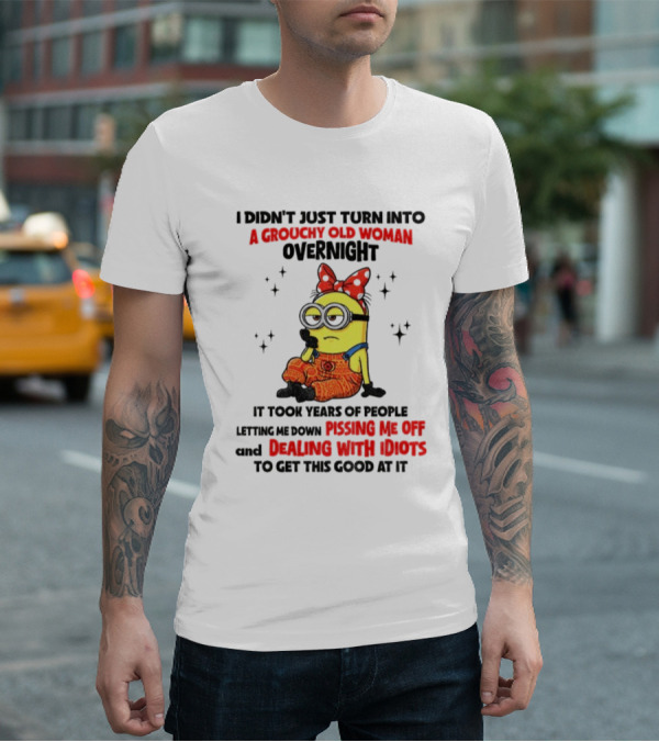 Minion Grouchy Old Woman Pissing Me Off Dealing With Idiots হ হাসির পোস্টার T-Shirt
