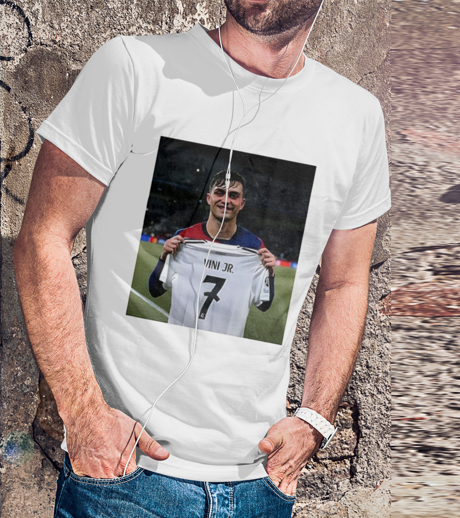 Pedri Holding Vini Jr 7 Jersey La Liga Real Madrid T-Shirt