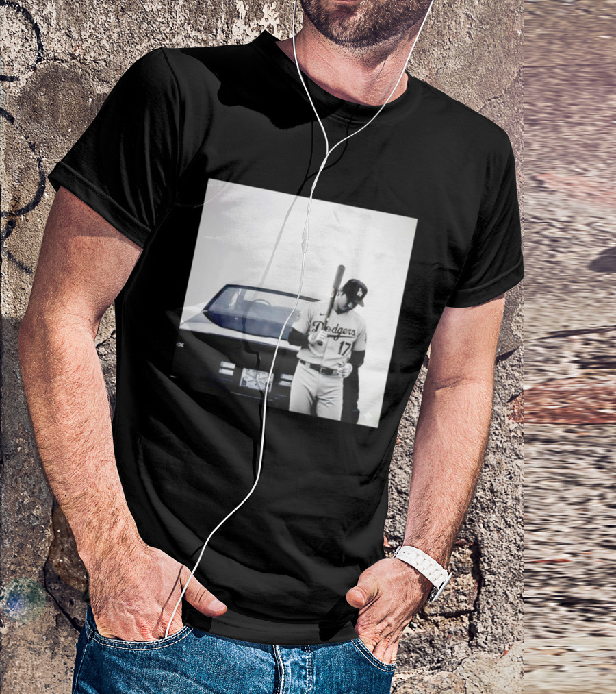 Shohei Ohtani Los Angeles Dodgers Baseball Pose Vintage Car Scene T-Shirt