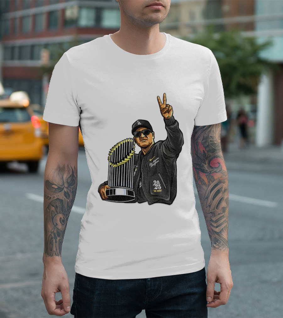 Dave Roberts Los Angeles Dodgers World Series Trophy 2025 Victory Sign T-Shirt