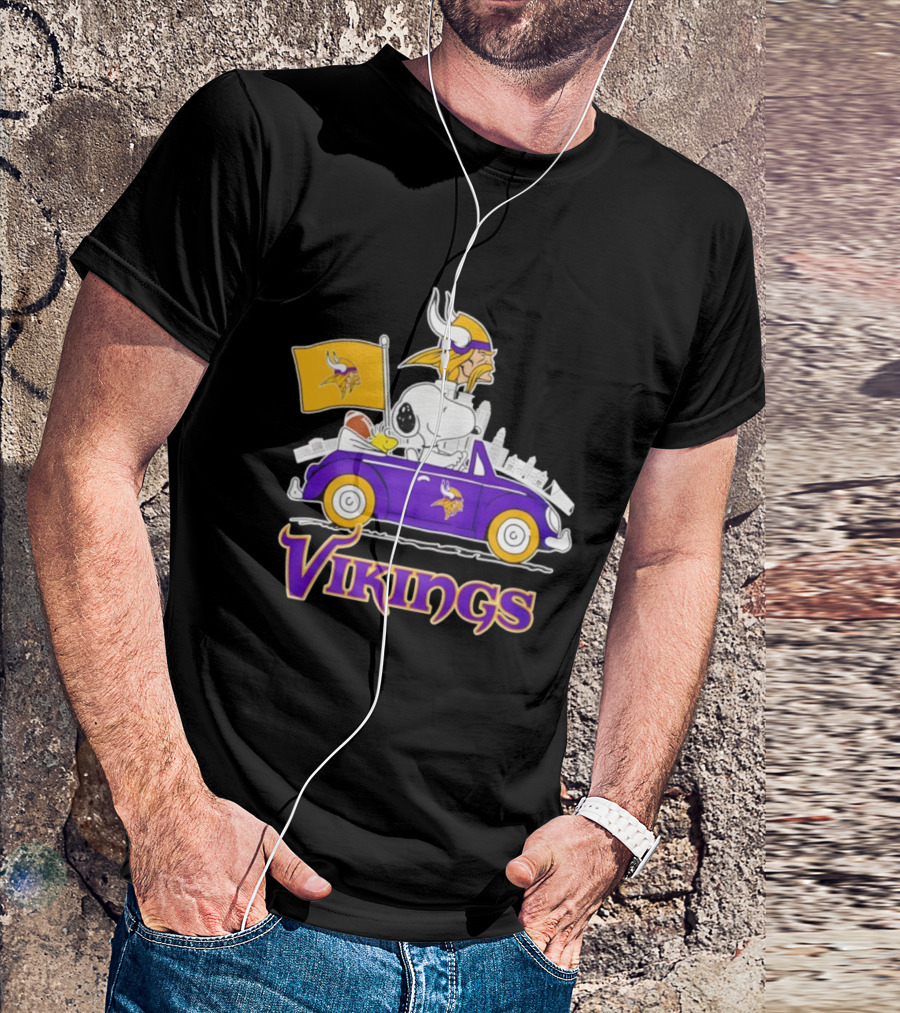 Minnesota Vikings Snoopy Woodstock Driving Purple Car Fan Art T-Shirt