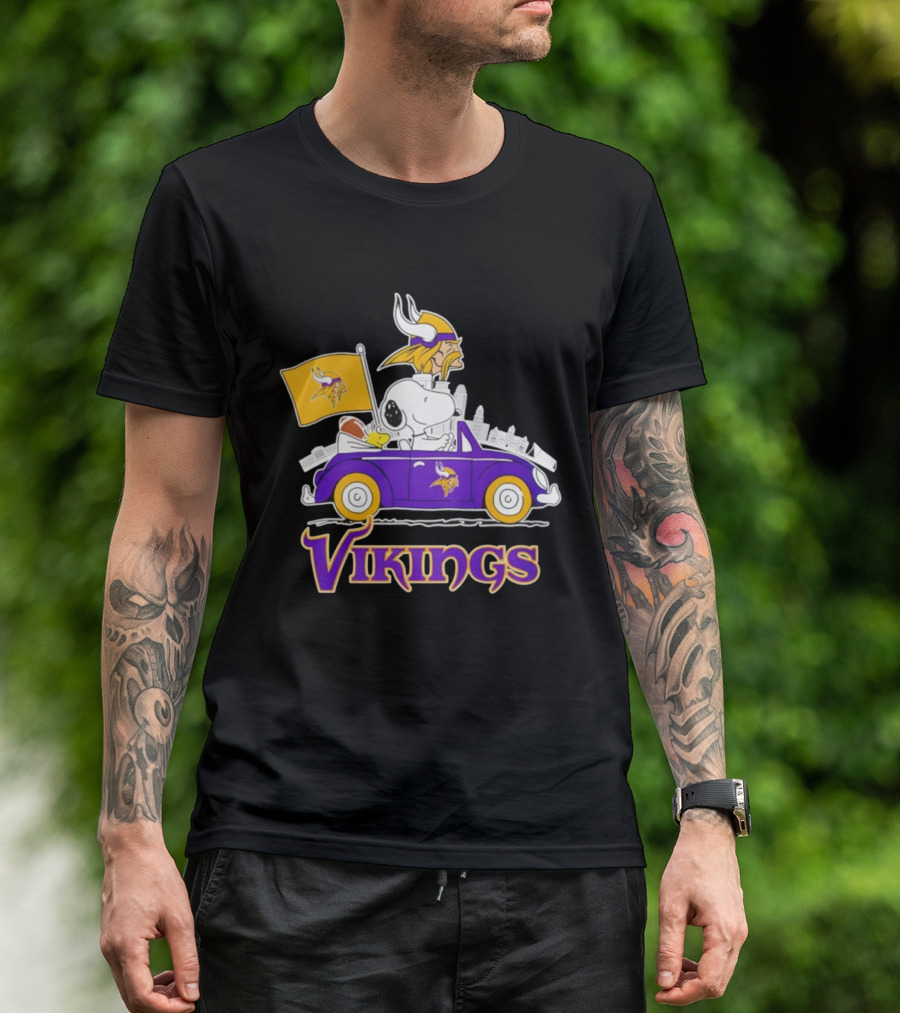 Minnesota Vikings Snoopy Woodstock Driving Purple Car Fan Art T-Shirt