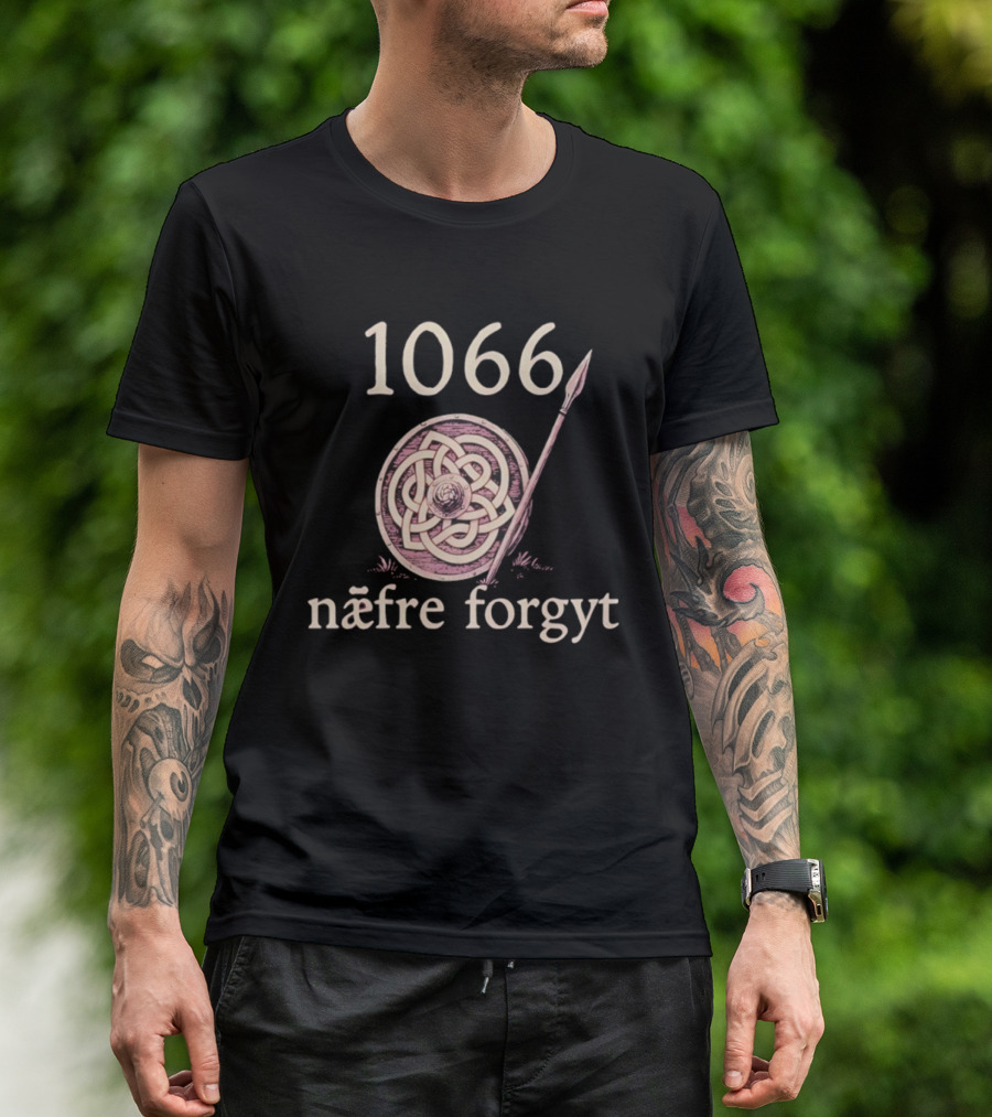 1066 Næfre Forgyt Battle Of Hastings Shield And Spear T-Shirt