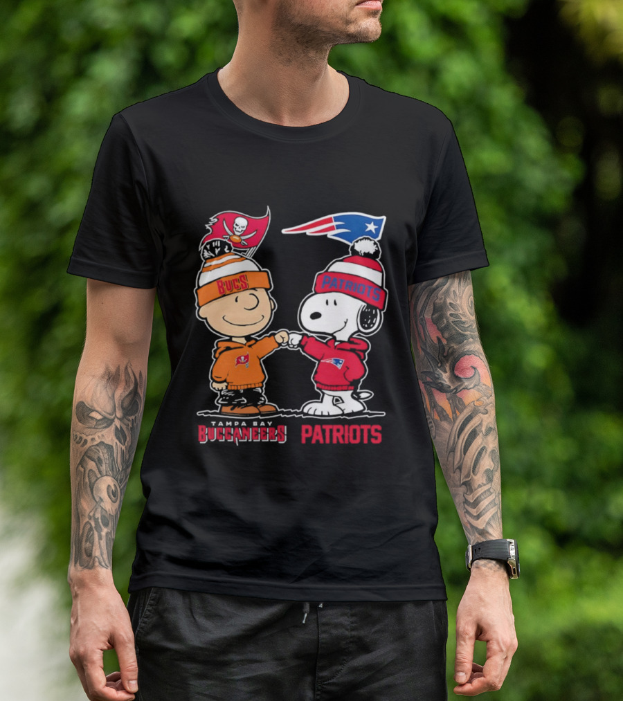 Charlie Brown & Snoopy Tampa Bay Buccaneers New England Patriots Fist Bump T-Shirt