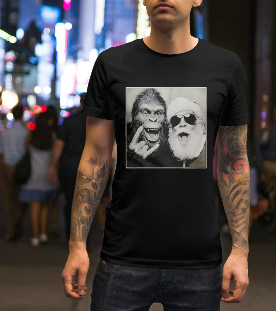 Santa Claus Selfie With Bigfoot Sasquatch Christmas Rock T-Shirt