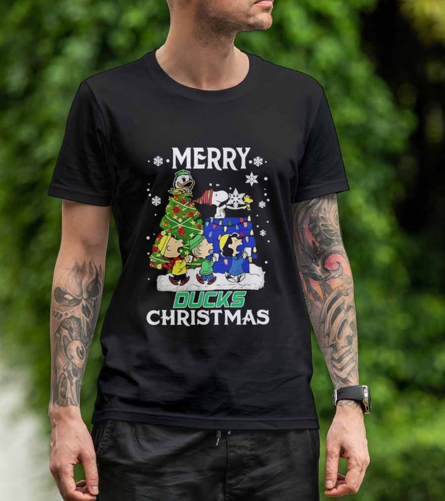 Merry Snoopy And Friends Oregon Ducks Christmas T-Shirt