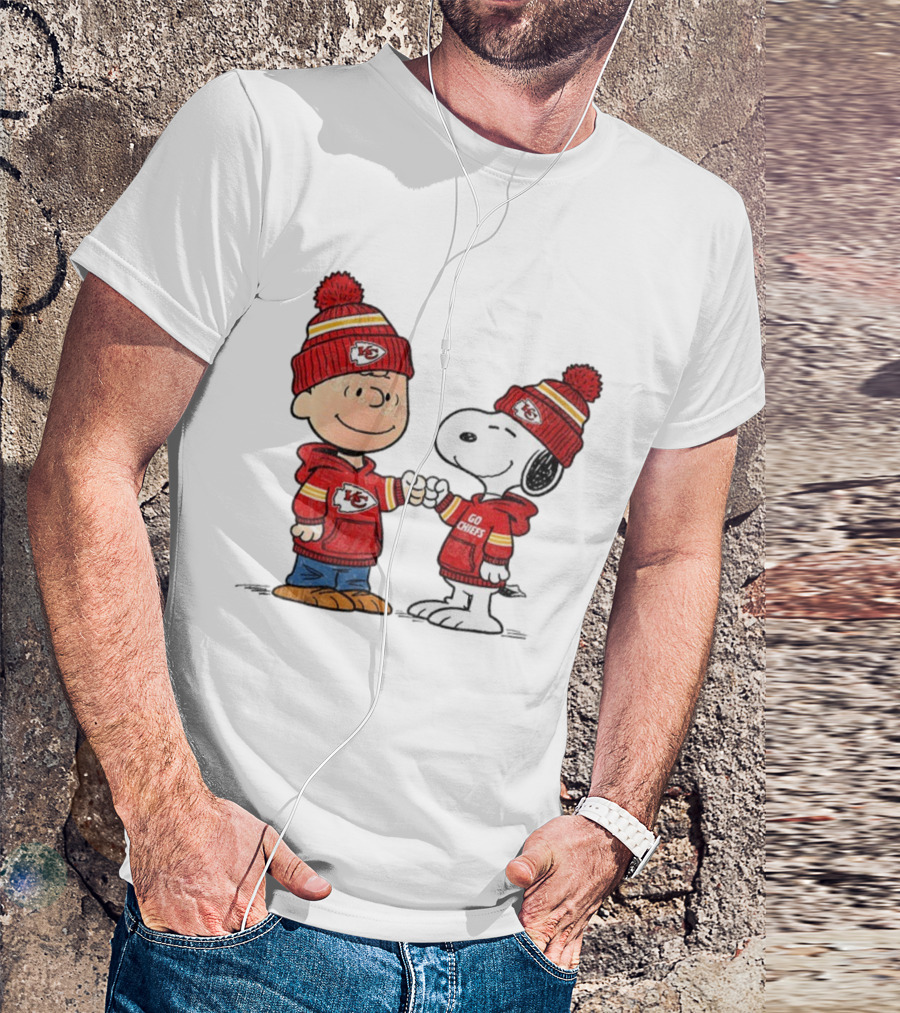 Charlie Brown Snoopy Go Chiefs Kansas City Super Bowl Fist Bump T-Shirt