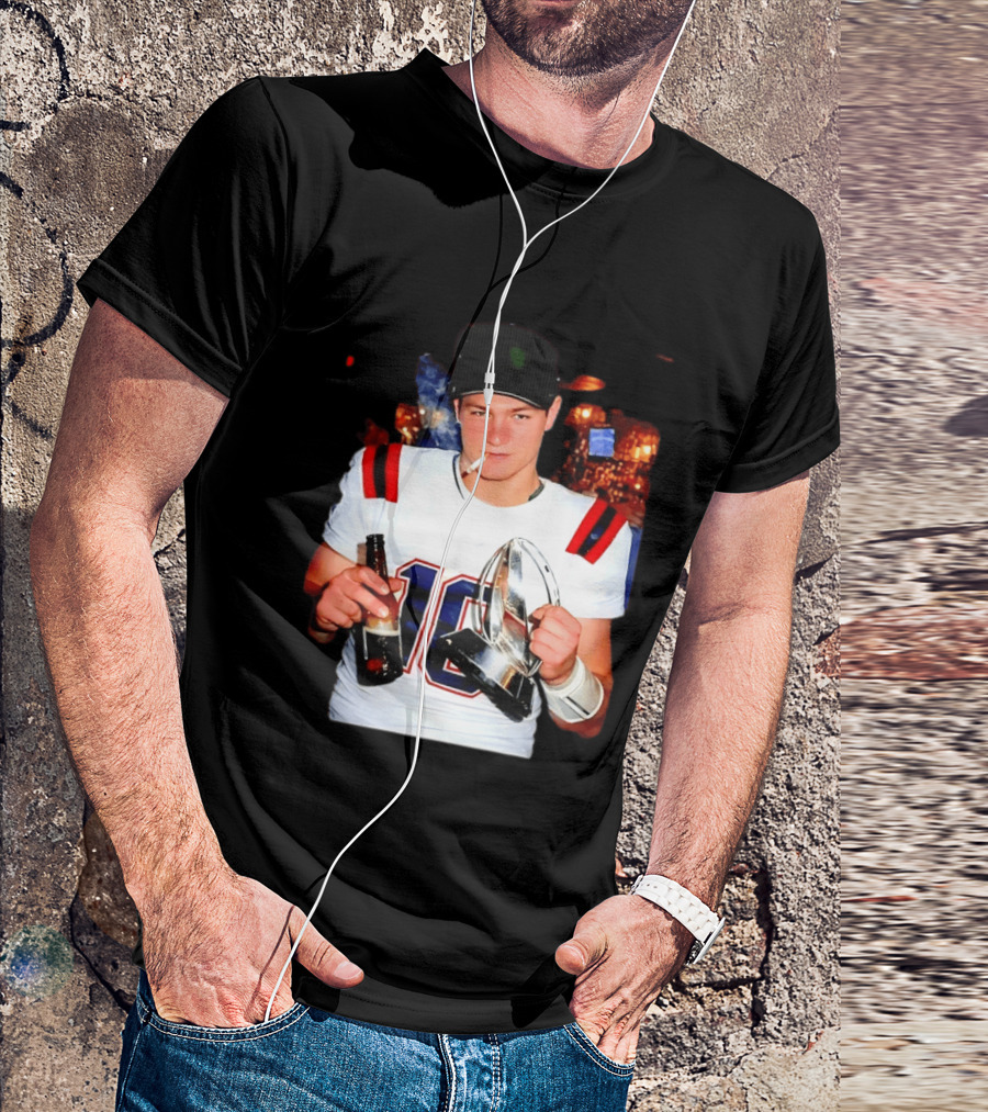 New England Patriots 16 Smoking Beer Trophy T-Shirt