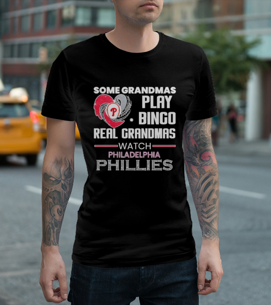 Some Grandmas Play Bingo Real Grandmas Philadelphia Phillies T-Shirt