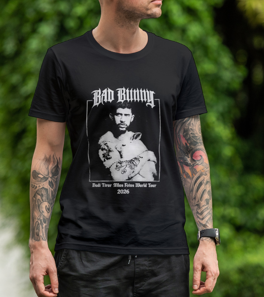 Bad Bunny Hugging Bunny Debi Tirar Mlas Fotos World Tour 2026 T-Shirt