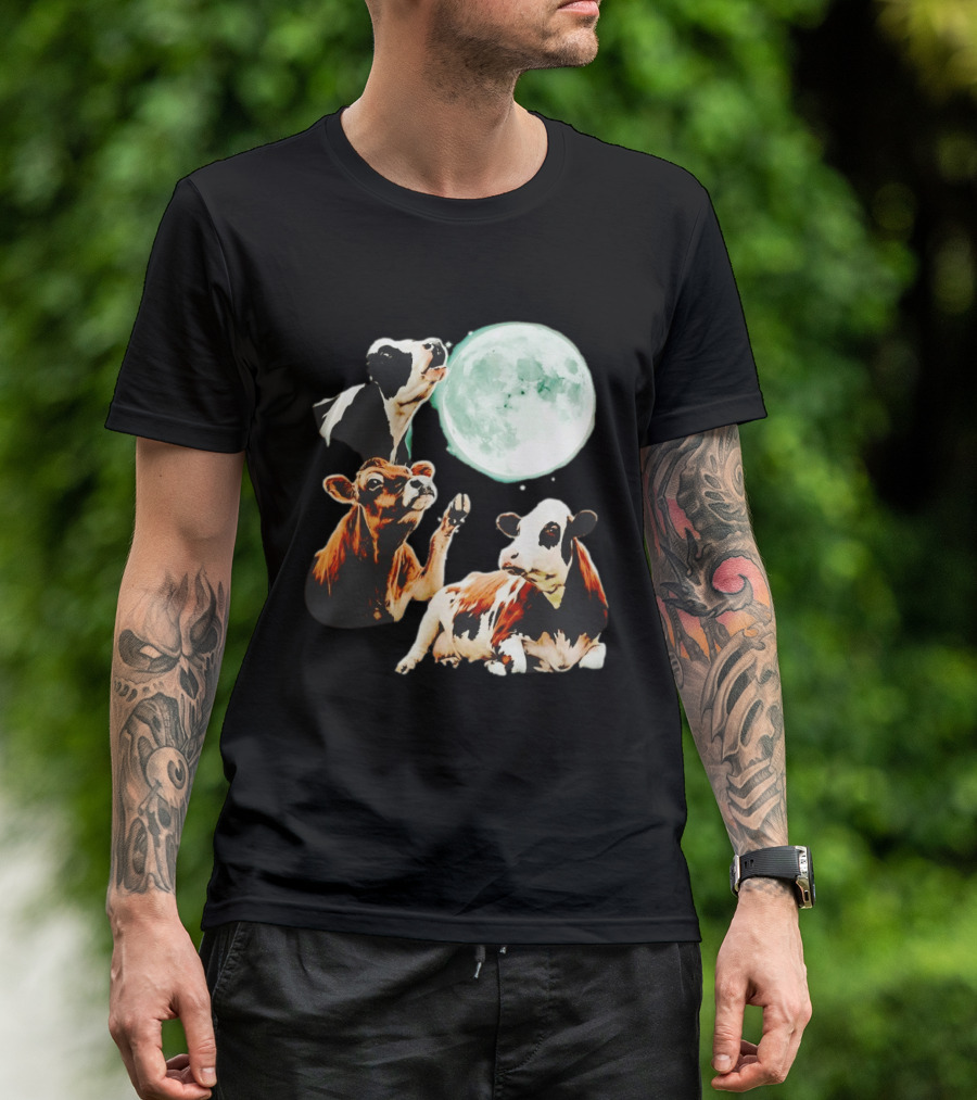 Cow Howling At Moon With Three Cows And Full Moon Scene T-Shirt