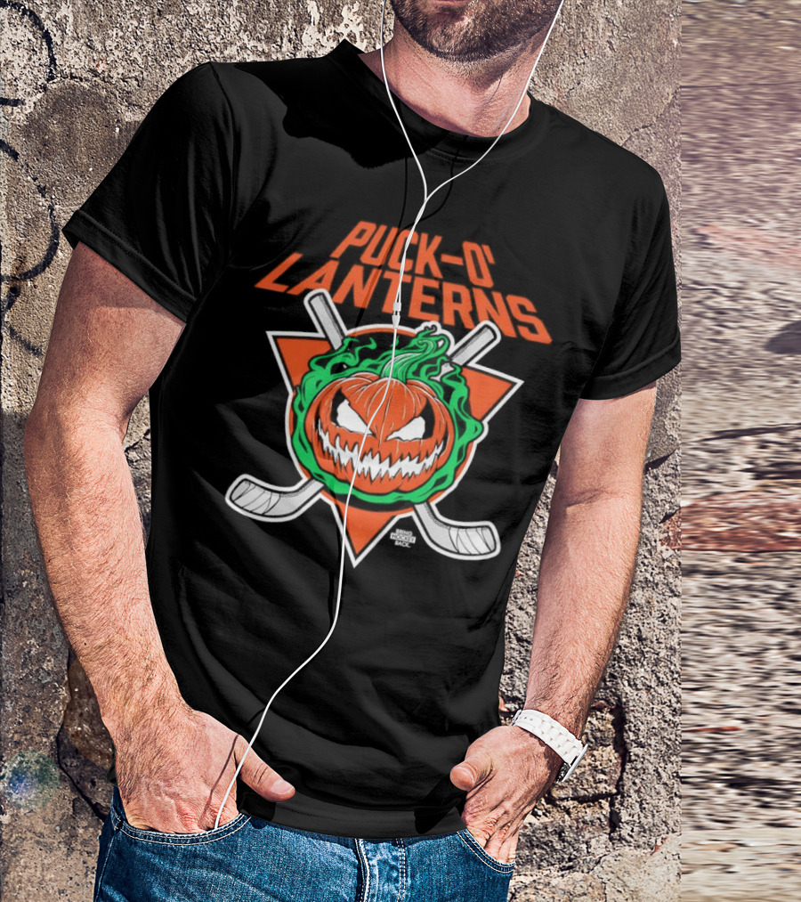 PUck O’ Lanterns Halloween Hockey Theme With Pumpkin And Crossed Sticks T-Shirt