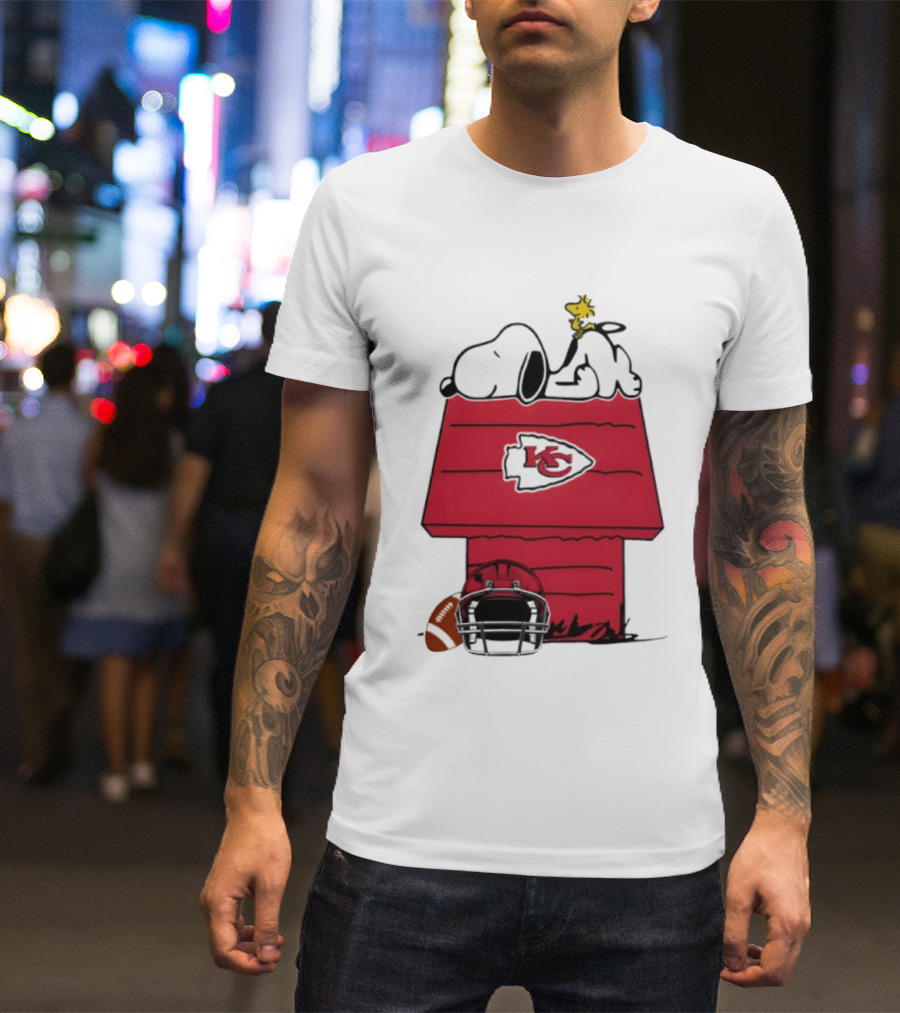 Kansas City Chiefs Snoopy Peanuts Football KC Logo Woodstock Doghouse T-Shirt