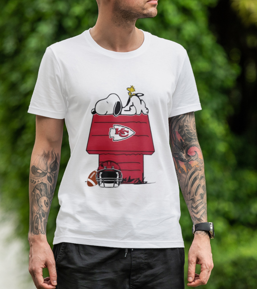 Kansas City Chiefs Snoopy Peanuts Football KC Logo Woodstock Doghouse T-Shirt