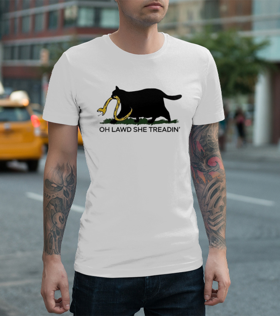 Oh Lawd She Treadin' Black Cat With Snake In Mouth T-Shirt