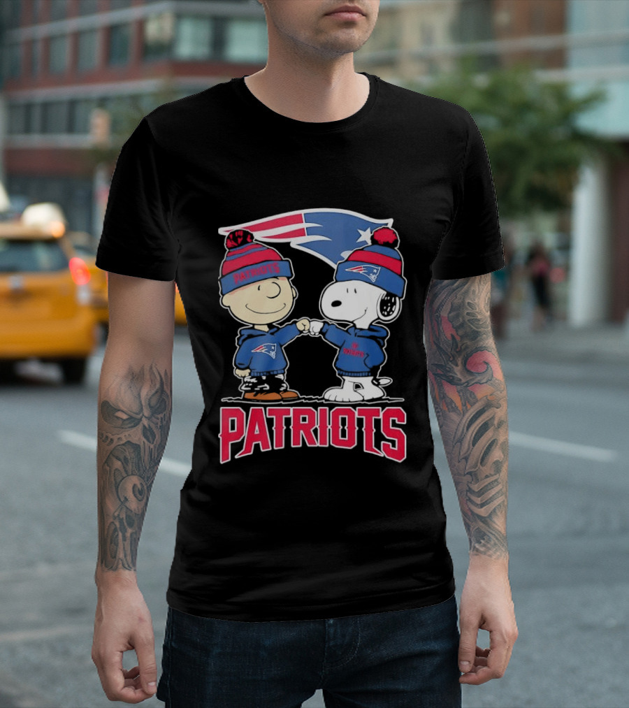 Charlie Brown Snoopy New England Patriots NFL Fist Bump Team Spirit T-Shirt
