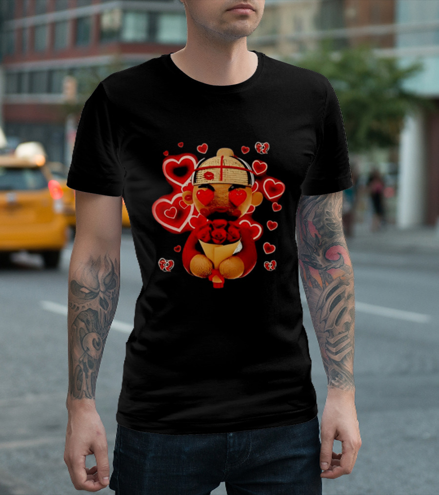 Fuerza Regida Chuyin Amor Corazón Rojo Muñeco Flores Y Corazones T-Shirt