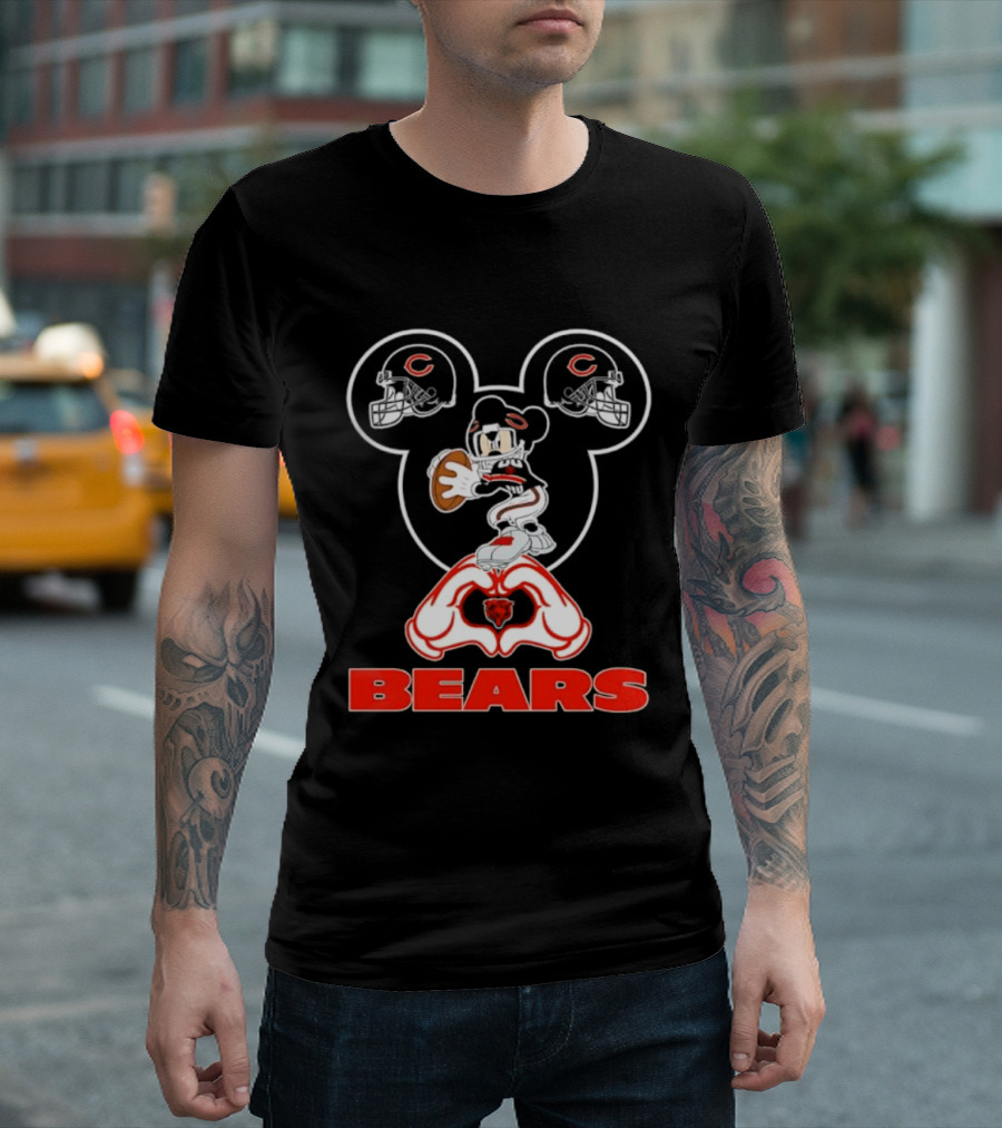 Chicago Bears Mickey Mouse Helmets Love Heart Hands T-Shirt