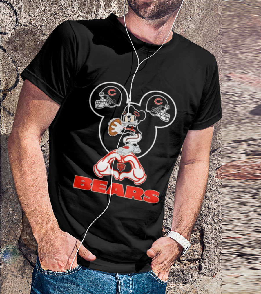 Chicago Bears Mickey Mouse Helmets Love Heart Hands T-Shirt