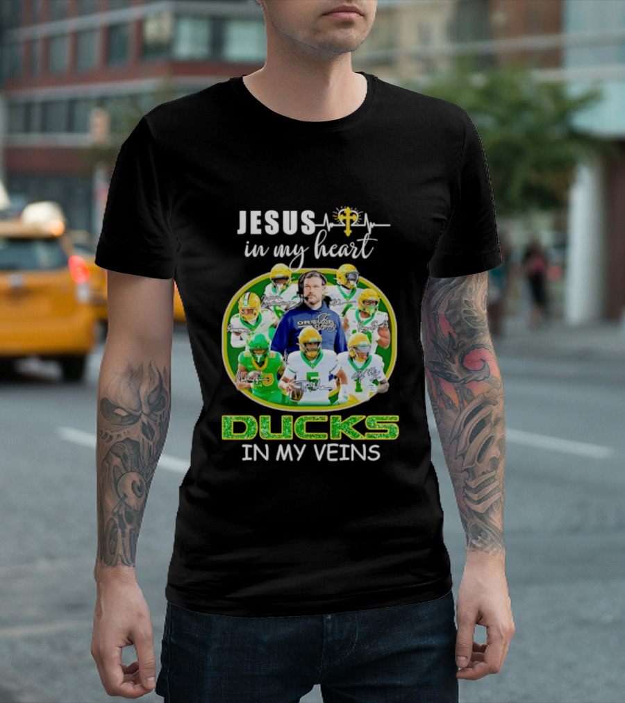 Jesus In My Heart Oregon Ducks In My Veins Football Players Signatures T-Shirt