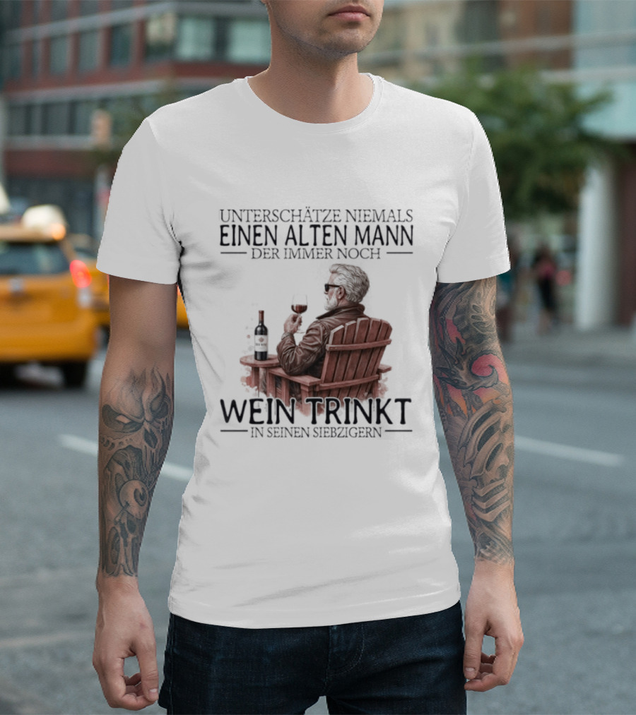 Unterschätze Niemals Einen Alten Mann Der Immer Noch Wein Trinkt In Seinen Siebzigern T-Shirt