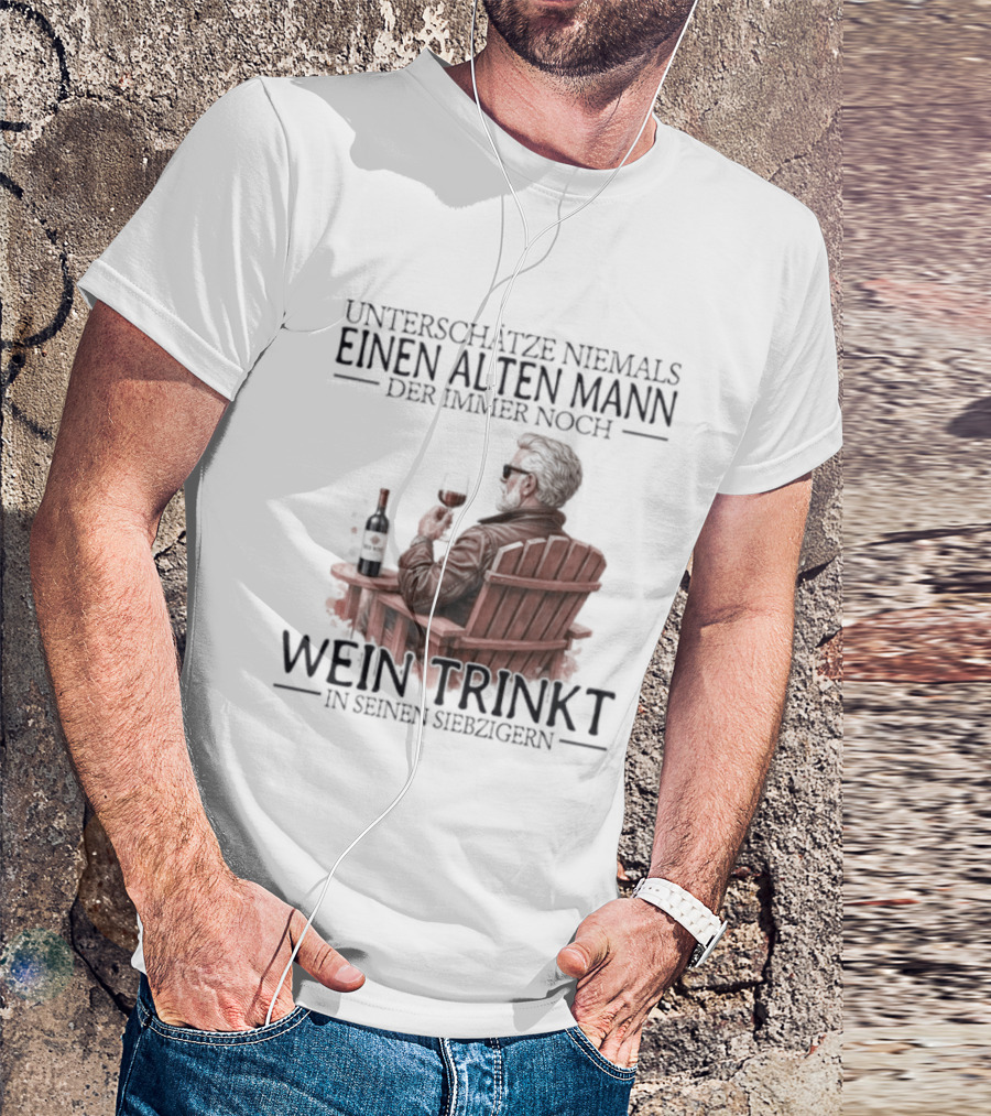 Unterschätze Niemals Einen Alten Mann Der Immer Noch Wein Trinkt In Seinen Siebzigern T-Shirt