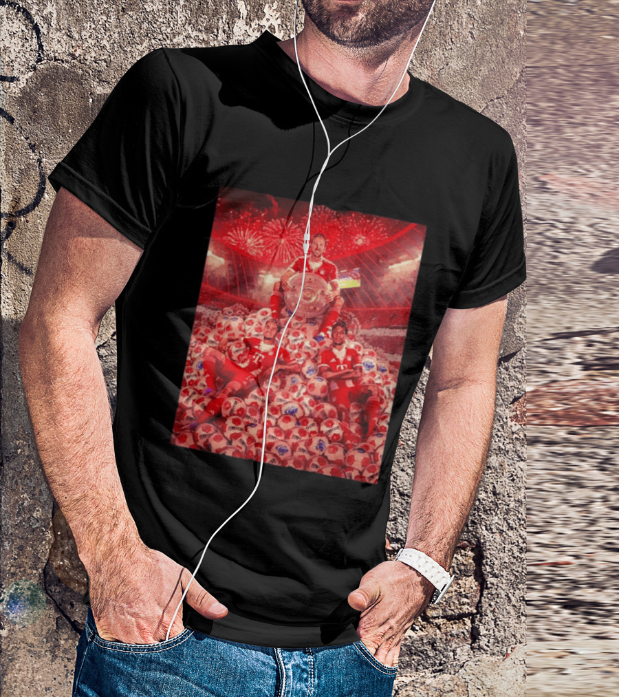 FC Bayern Munich Bundesliga Triumph Players Holding Trophy Fireworks Soccer Balls T-Shirt