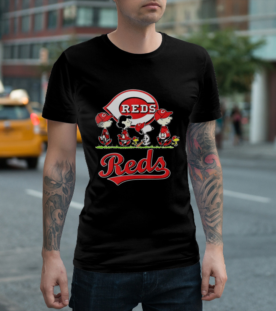 Snoopy Charlie Brown Linus Lucy Cincinnati Reds Baseball T-Shirt