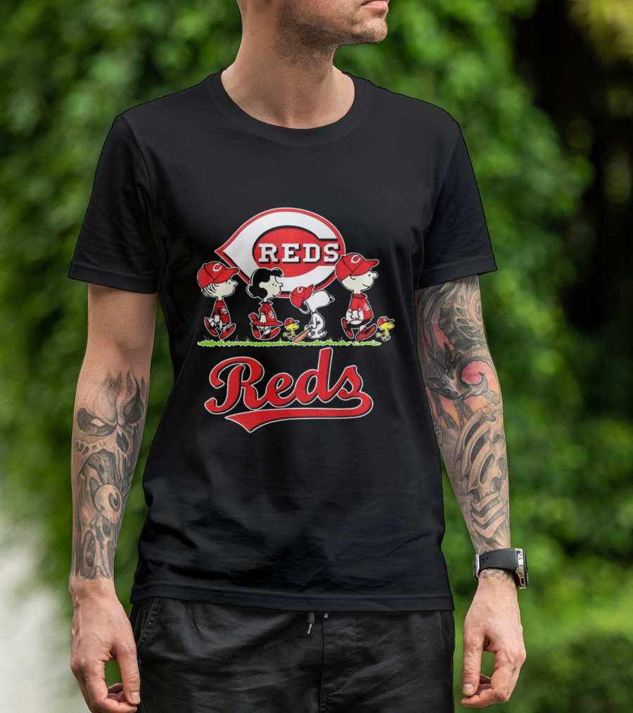 Snoopy Charlie Brown Linus Lucy Cincinnati Reds Baseball T-Shirt
