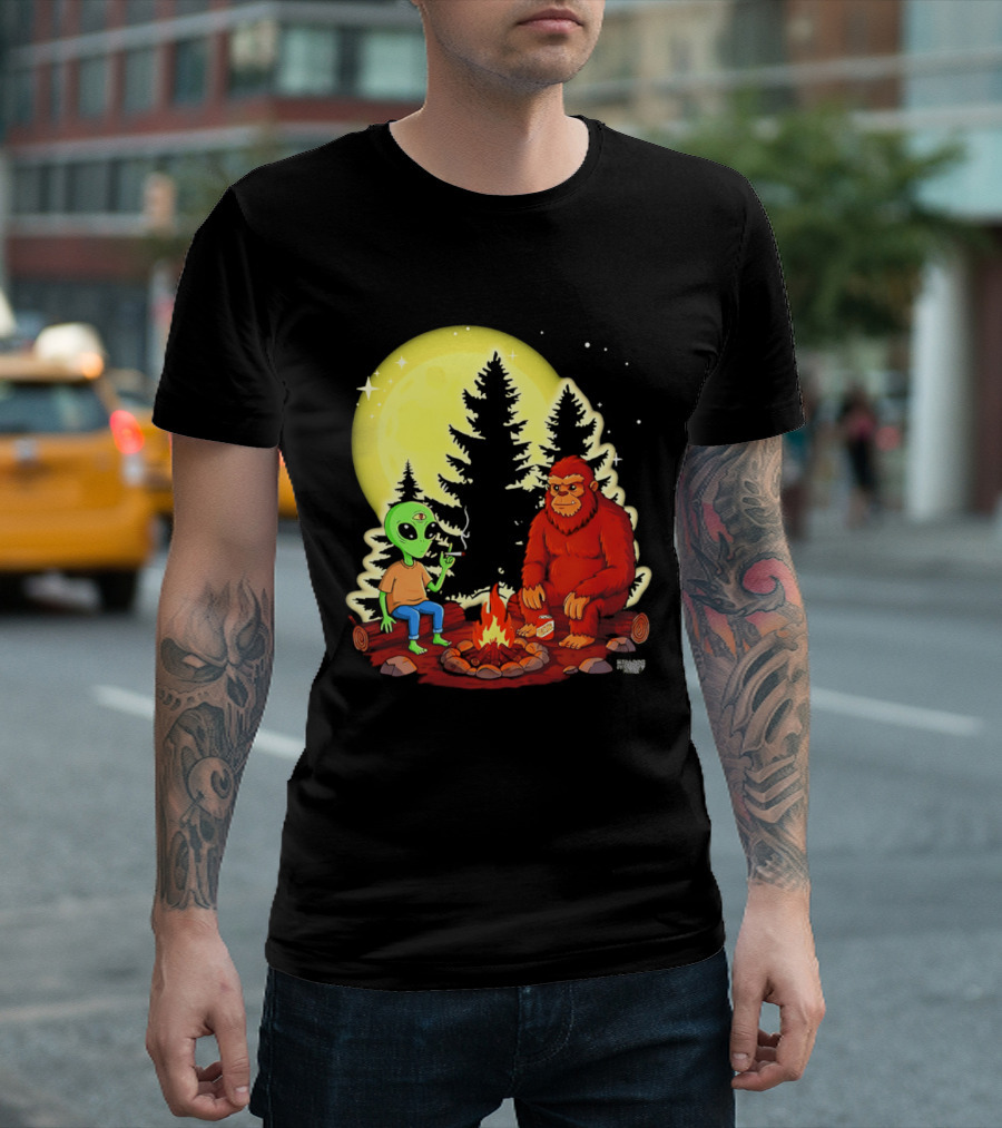 Bigfoot And Alien Campfire Night Under Full Moon T-Shirt