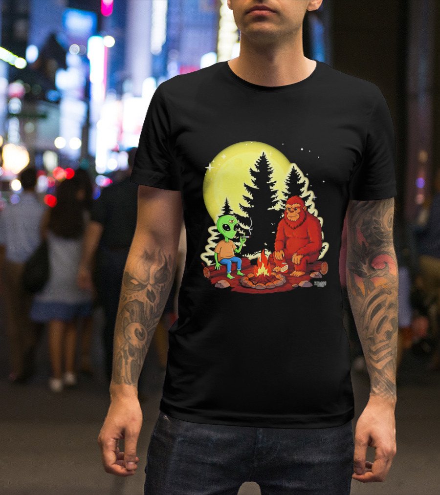 Bigfoot And Alien Campfire Night Under Full Moon T-Shirt