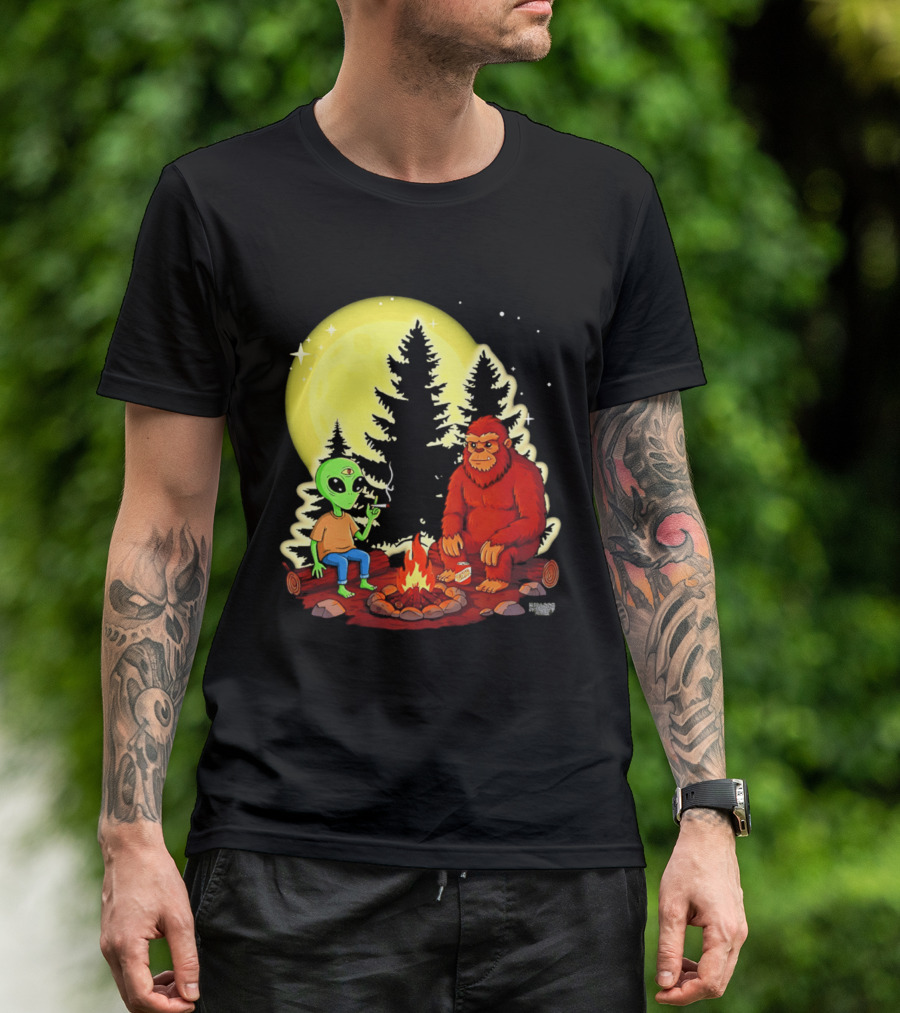 Bigfoot And Alien Campfire Night Under Full Moon T-Shirt