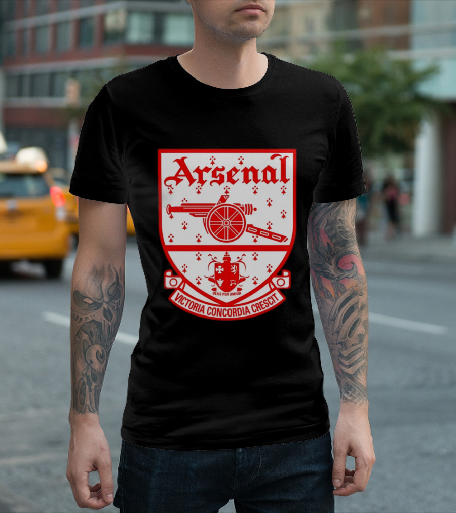 Arsenal FC Crest Deus Per Omnia Victoria Concordia Crescit T-Shirt