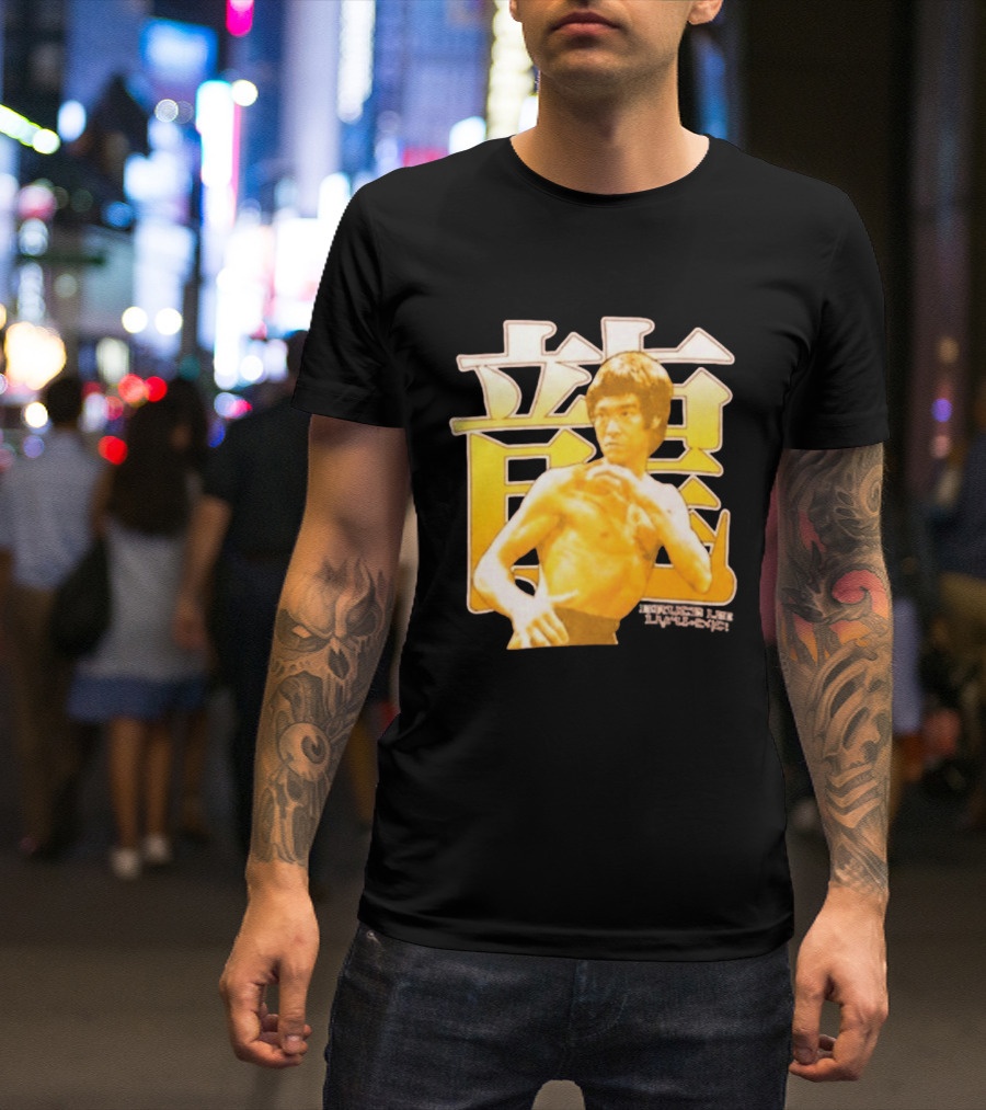Bruce Lee Iconic Martial Arts Pose Chinese Characters T-Shirt