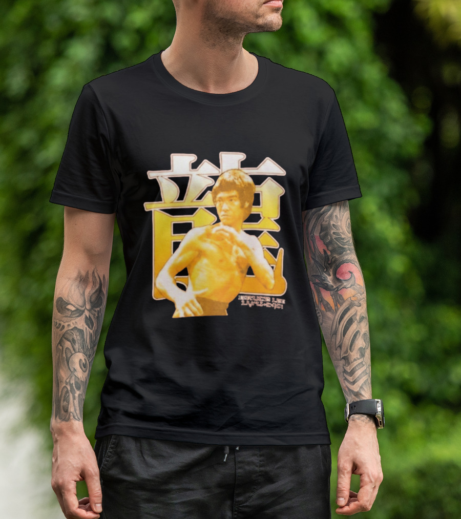 Bruce Lee Iconic Martial Arts Pose Chinese Characters T-Shirt
