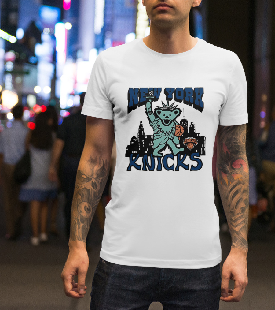 New York Knicks Bear Statue Of Liberty Basketball Skyline T-Shirt