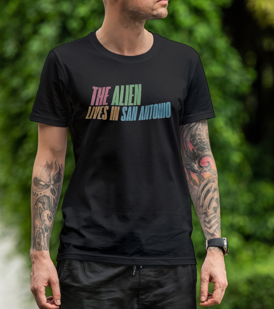 The Alien Lives In San Antonio Spurs Basketball T-Shirt