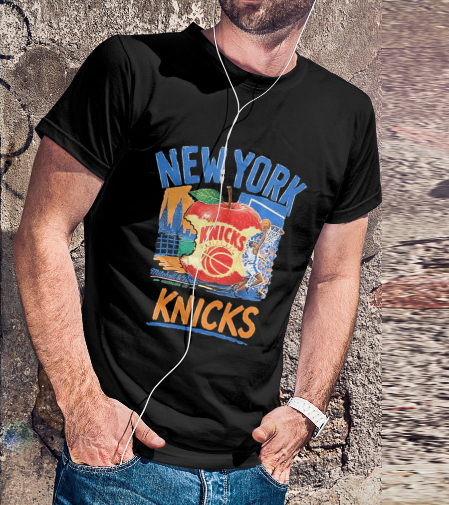 Mitchell & Ness New York Knicks NBA Apple Skyline Basketball Dunk Scene T-Shirt