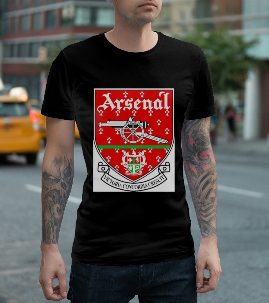 Arsenal FC Victoria Concordia Crescit Deus Per Omnia Crest Featuring Classic Cannon And Shield T-Shirt