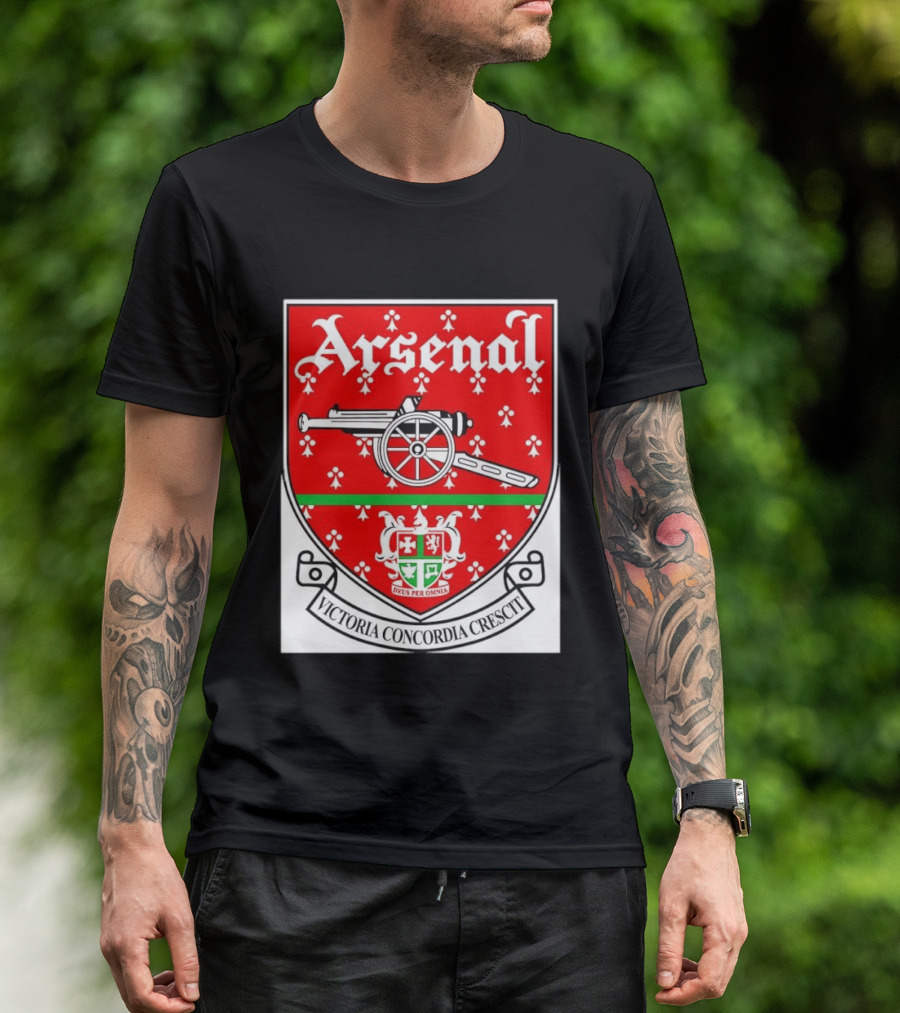 Arsenal FC Victoria Concordia Crescit Deus Per Omnia Crest Featuring Classic Cannon And Shield T-Shirt