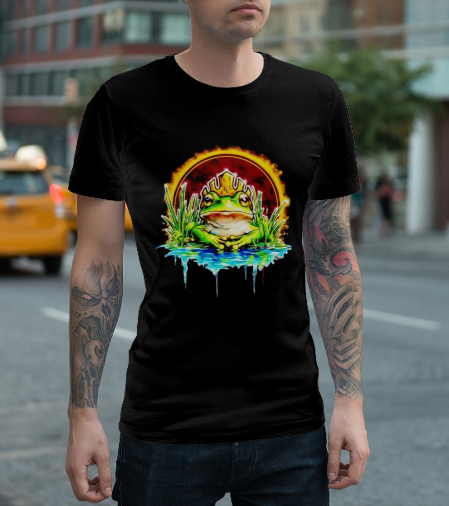 Frog King Crown Pond Nature Amphibian Wildlife Majestic Regal Water Scene T-Shirt