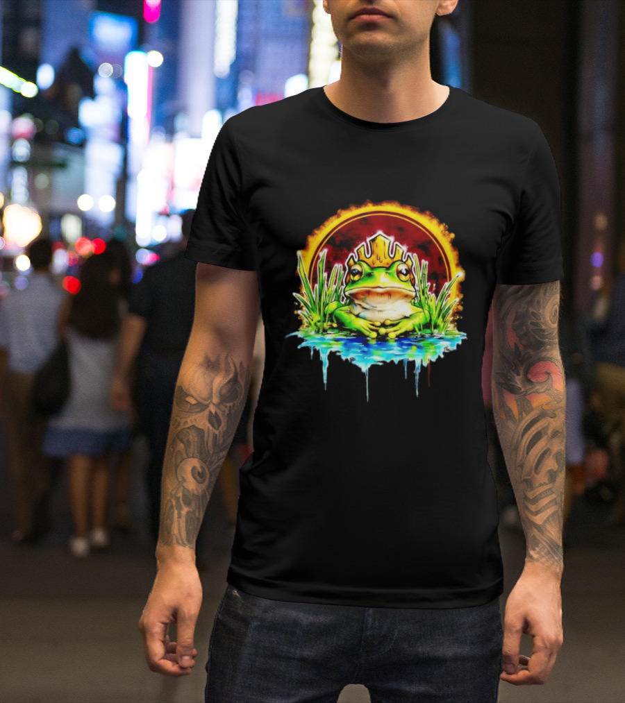 Frog King Crown Pond Nature Amphibian Wildlife Majestic Regal Water Scene T-Shirt