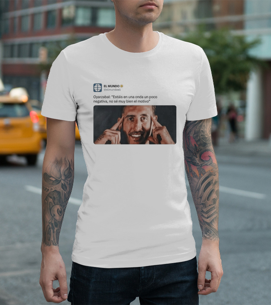 El Mundo Oyarzabal Estais En Una Onda Un Poco Negativa Sonriente Hombre T-Shirt