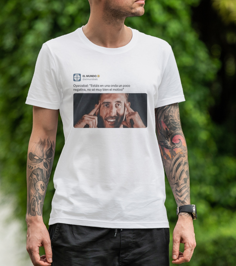 El Mundo Oyarzabal Estais En Una Onda Un Poco Negativa Sonriente Hombre T-Shirt